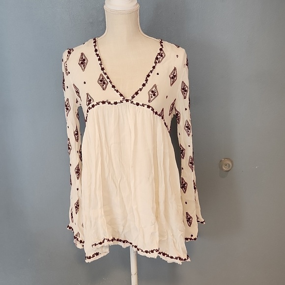 Free People Tops - Free People boho pesent open keyhole back floral embroidery long bell sl…